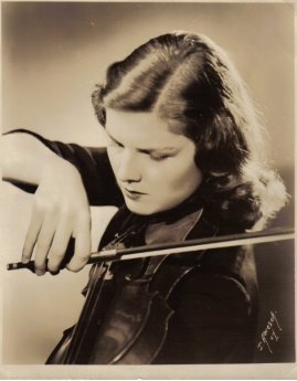 mama-glamor-shot-playing